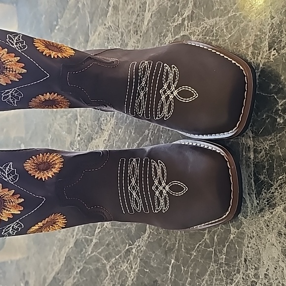 NWT Cowgirl Boots Brown With Sunflower Top Design - Picture 2 of 8